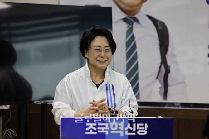 조국혁신당 김선민 국회의원이 8일 경남 창원시 중앙동 경남도당 대회의실에서 열린 심규탁 창원시장 예비후보 선거사무소 개소식에 참석해 축사를 하고 있다. 사진=임승제 기자