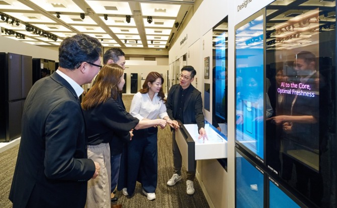 아시아·태평양 가전 유통 거래선 고객이 LG전자의 혁신적인 가전 신제품을 살펴보고 있다. 사진=LG전자