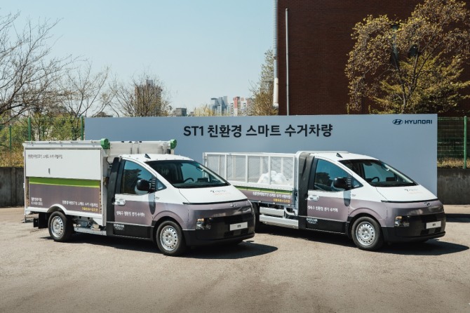 현대자동차 ST1의 친환경 스마트 수거차량 덤핑형(왼쪽)과 무빙플로어형(오른쪽)이 공개됐다. 사진=현대차
