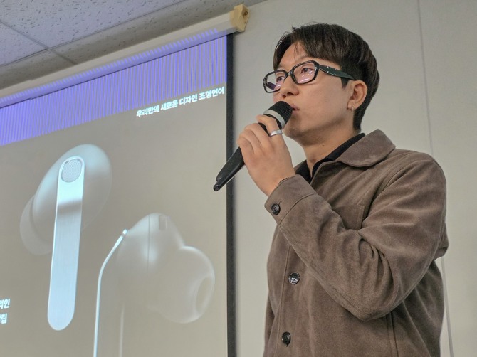 송준용 삼성전자 MX사업부 디자인팀 그룹장이 갤럭시 버즈4 시리즈 디자인에 대해 소개하고 있다. 사진=삼성전자