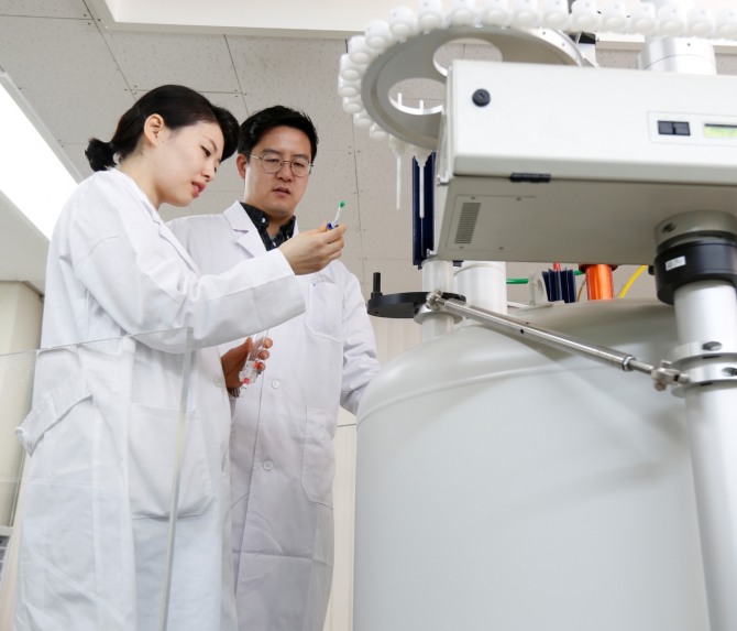 금호석유화학 중앙연구소 연구원이 실험을 진행하고 있다. 사진=금호석유화학 