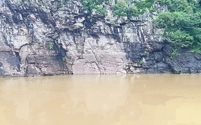 폭우로 수위가 상승하며 물에 잠긴 반구대 암각화. 반복되는 침수가 훼손을 가속시키고 있다. 사진= 울산시