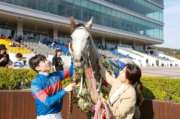 박재이 기수(왼쪽)와 김혜선 조교사 부부의 우승 기념 촬영 모습. 사진=렛츠런파크 부산경남