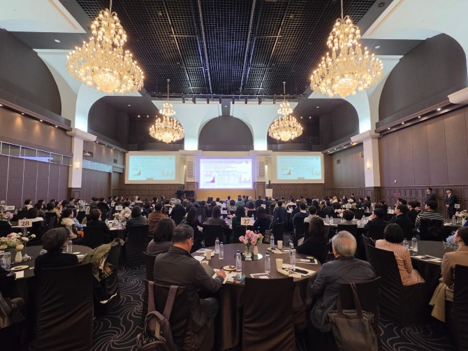 신한투자증권은 지난 6일 우수 고객을 대상으로 '신한 Premier 특화 세미나'를 개최하고, 고객 중심 자산관리 서비스를 강화하고 있다고 10일 밝혔다. 사진=신한투자증권