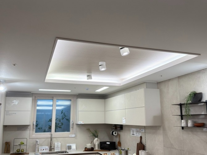 두산건설은 경기도 수원시 장안구 영화동에 짓는 ‘두산위브 더센트럴 수원’의 무순위 청약을 14일 실시한다.  사진은 견본주택에 마련된 전용면적 84㎡A타입의 주방 우물천정. 사진=최재민 기자