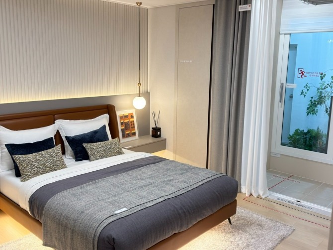 두산건설은 경기도 수원시 장안구 영화동에 짓는 ‘두산위브 더센트럴 수원’의 무순위 청약을 14일 실시한다. 사진은 견본주택에 마련된 전용면적 84㎡A타입의 안방. 사진=최재민 기자