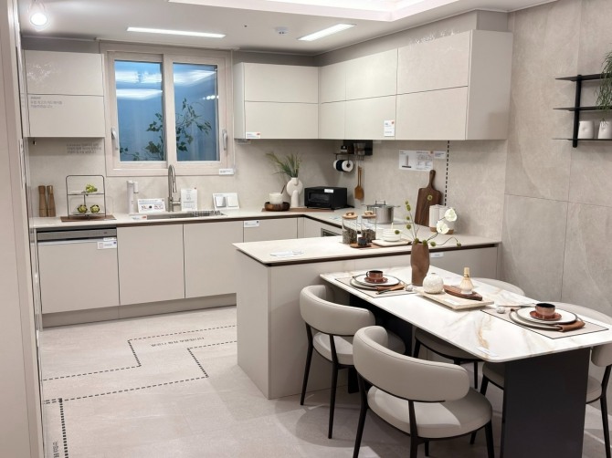 두산건설은 경기도 수원시 장안구 영화동에 짓는 ‘두산위브 더센트럴 수원’의 무순위 청약을 14일 실시한다. 사진은 견본주택에 마련된 전용면적 84㎡A타입의 주방. 사진=최재민 기자