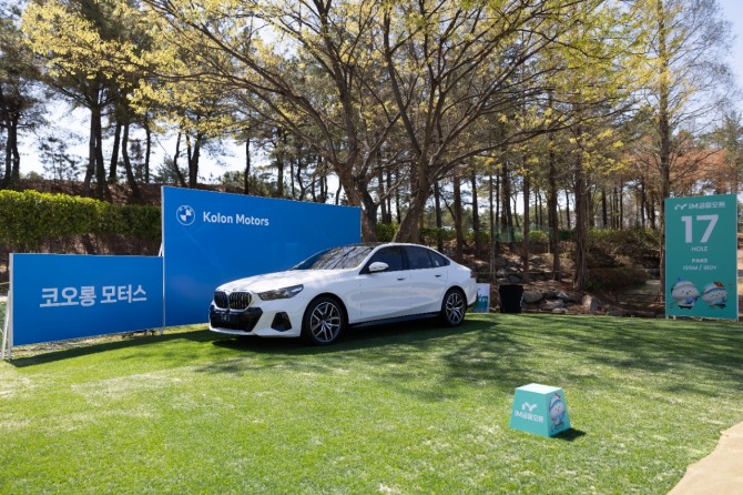 17번홀애 걸린 홀인원 차량. 사진=글로벌이코노믹