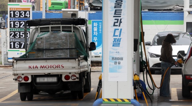 인천 계양구의 한 주유소에 유가 정보가 표시되어 있다. 사진=뉴시스