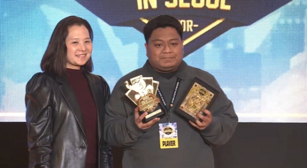 홍민영 데브시스터즈 글로벌전략책임자(GSO, 왼쪽)가 25-26 쿠키런 브레이버스 월드 챔피언 크리스찬 제이 커타나 선수와 우승 기념 촬영을 하고 있다. 사진=데브시스터즈