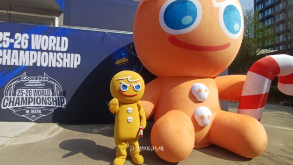 용감한 쿠키 옆에서 용감한 쿠키가 포즈를 취하고 있다. 사진=이원용 기자