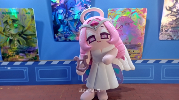 '이터널슈거 쿠키'도 자신의 카드 앞에서 포즈를 취하고 있다. 사진=이원용 기자