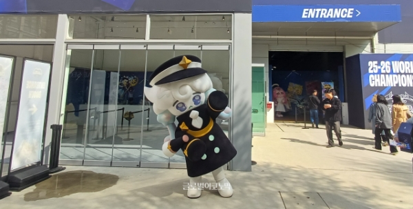 야외에서 방문객들을 맞이하고 있는 밀키웨이맛 쿠키. 사진=이원용 기자