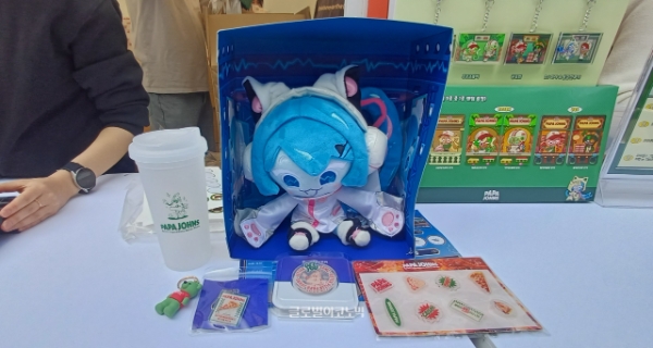 파파존스 부스에서 얻을 수 있는 'DJ 미야' 굿즈 세트. 사진=이원용 기자