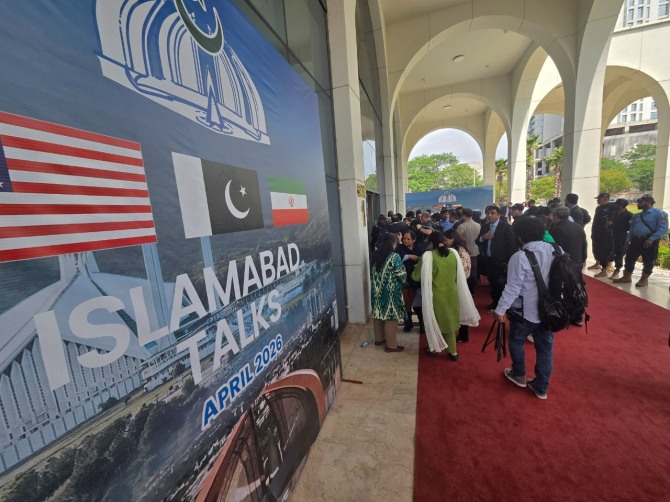 11일(현지시간) 미국과 이란의 첫 종전 협상을 앞두고 파키스탄 이슬라마바드에 마련된 프레스 센터에 기자들이 모여 있다. 사진=연합뉴스