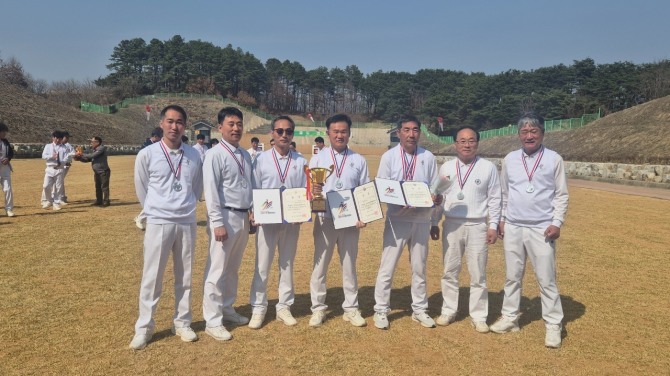 제64회 경북도민체육대회 궁도 종목에 출전한 울릉군 선수단이 예천 무학정에서 열린 경기에서 개인전 우승과 단체전 준우승을 차지한 뒤 기념촬영을 하고 있다.사진=울릉군