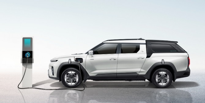 충전 중인 무쏘 EV 사진=KG 모빌리티