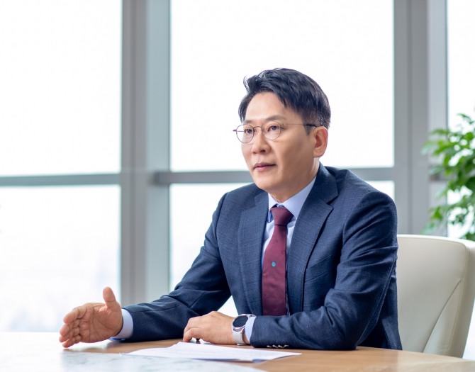 김동명 LG엔솔 CEO, AI 전환으로 판 바꾼다... "2028년 생산성 50% 향상"