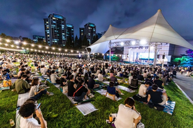 수원 잔디밭 음악회에 시민들이 참여하고 있는 모습. 사진= 수원특례시