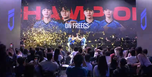 서울 잠실 DN 콜로세움에서 2025년 9월 28일 열린 '2025 펍지: 배틀그라운드 위클리 시리즈' 페이즈2 결승전에서 DN 프릭스 선수들이 최종 우승을 확정짓고 트로피 세리머니를 하고 있다. 사진=크래프톤