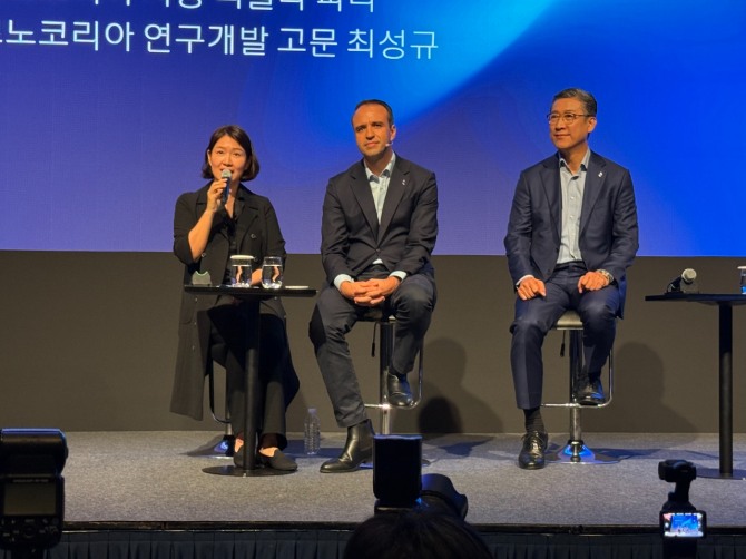 (가운데) 니콜라 파리 르노코리아 사장, (오른쪽) 최성규 르노코리아 연구개발 고문이 기자들과 Q&A를 진행하고 있다. 사진=육동윤 글로벌이코노믹 기자