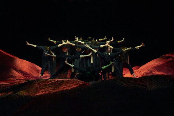 정경화 안무·연출의 '까마귀 탱고 Ⅱ'