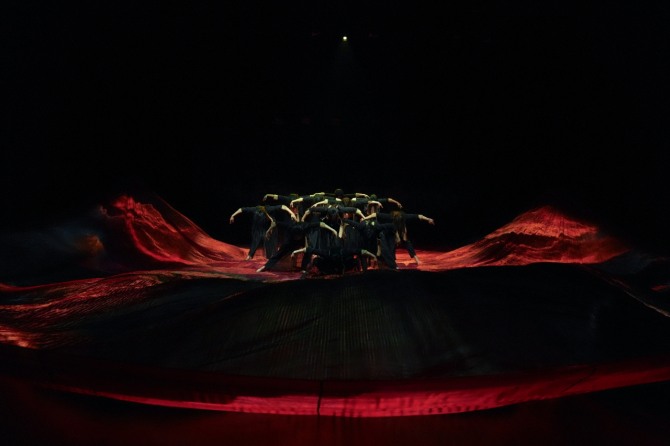 정경화 안무·연출의 '까마귀 탱고 Ⅱ'