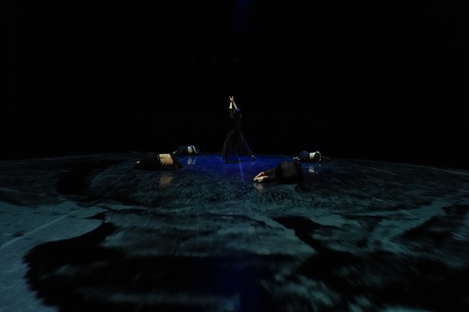 정경화 안무·연출의 '까마귀 탱고 Ⅱ'