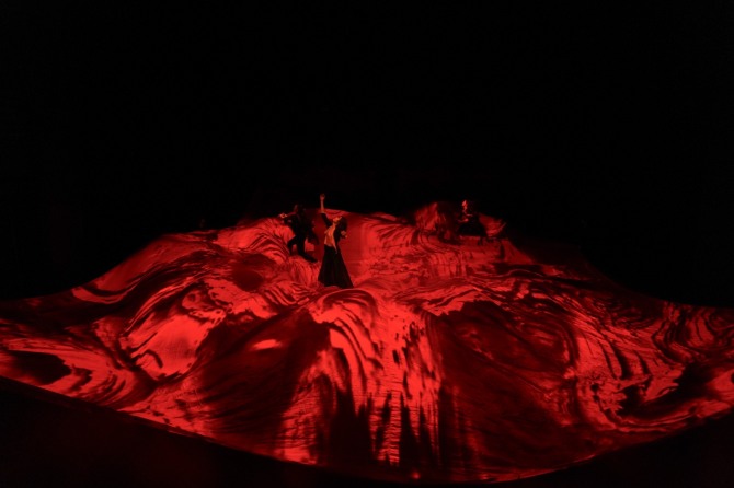 정경화 안무·연출의 '까마귀 탱고 Ⅱ'