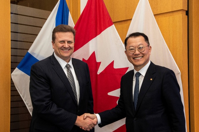 김희철 한화오션 대표(오른쪽)와 더크 레스코 어빙조선소 사장이 면담을 마치고 기념촬영을 하고 있다. 사진=한화오션