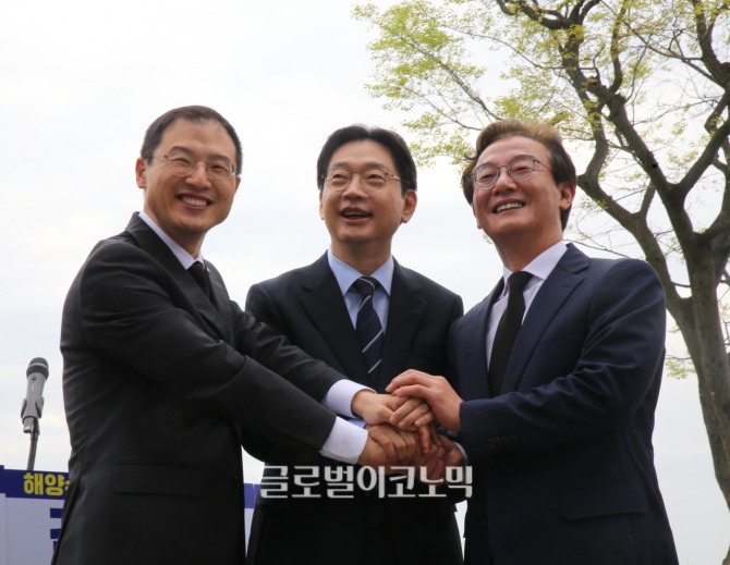 14일 더불어민주당 김상욱 울산시장, 김경수 경남도지사, 전재수 부산시장 후보가 경남 김해 봉하마을에서 열린 '해양수도 부울경 메가시티 공동출정식'에서 함께 두손을 잡고 활짝 웃고 있다. 사진=임승제 기자