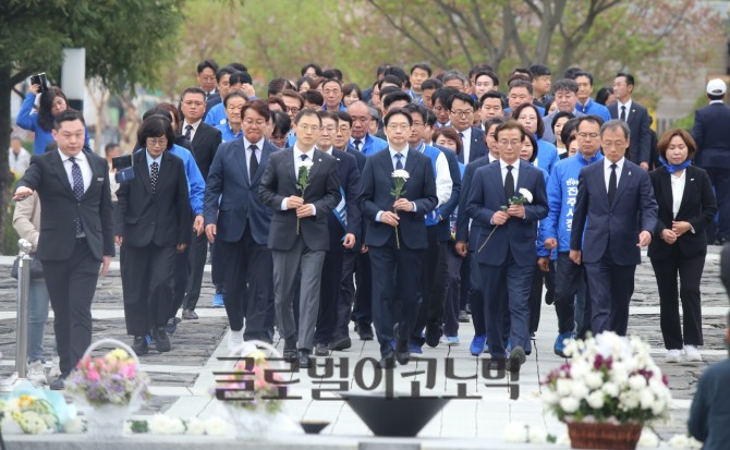 14일 오전 더불어민주당 부울경(부산·울산·경남) 시장·도지사 후보가 경남 김해시 진영읍 봉하마을 (고)노무현 전 대통령 묘역을 참배하러 이동하고 있다. 앞줄 가운데 왼쪽부터 김상욱 울산시장 후보, 김경수 경남지사 후보, 전재수 부산시장 후보. 사진=임승제 기자