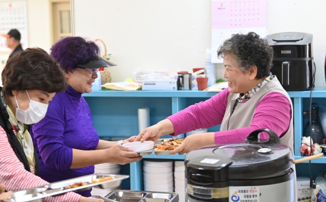 하남 경로당 급식도우미 지원 시범사업 진행 모습. 사진=하남시
