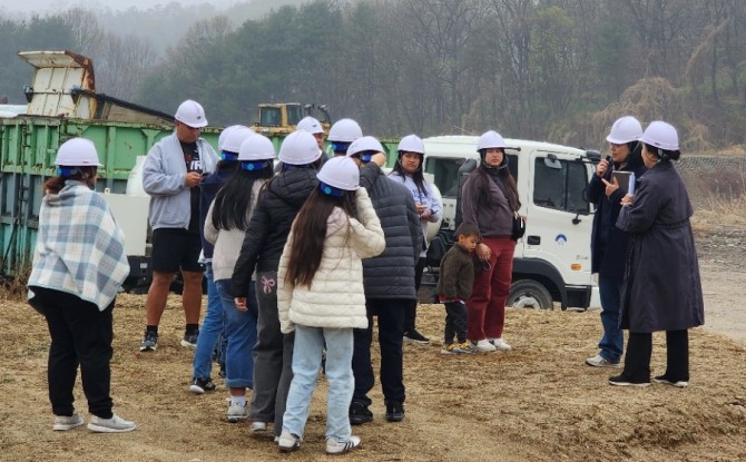 양평군이 지난 10일 괌 학생 초청 자원순환 체험교육을 진행하고 있는 모습. 사진=양평군