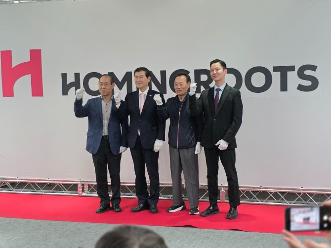 14일 정근영 대표(왼쪽 두번째)를 비롯해 귀빈들이 단체 촬영을 하고 있다. 사진=김양훈 기자