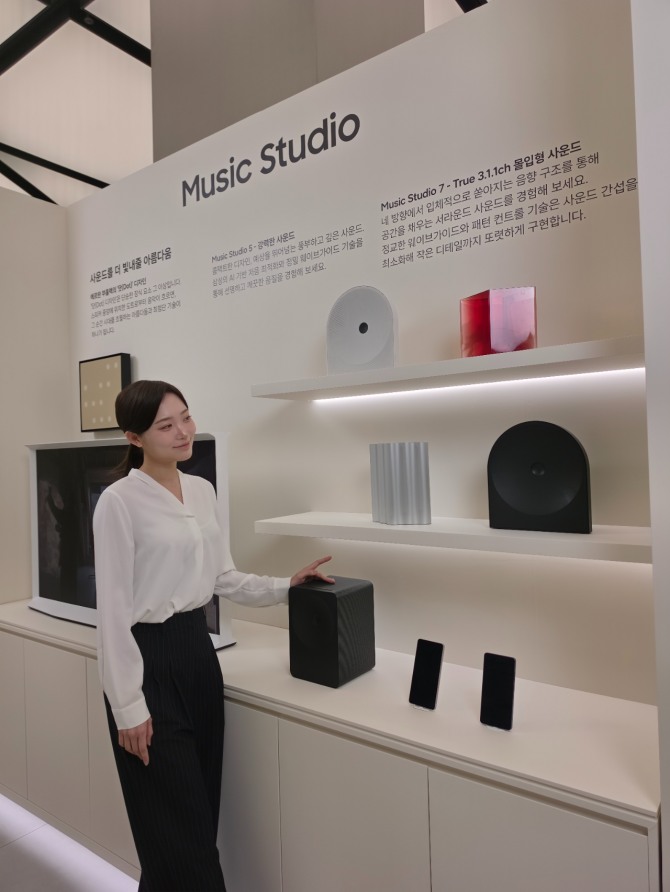 삼성전자 모델이 감각적인 디자인의 '뮤직 스튜디오 7'로 풍부한 사운드를 체험하고 있다.  사진=삼성전자