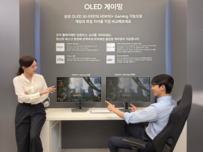삼성전자 모델이 선명한 화면의 'HDR+10 게이밍'과 높은 명암비의 '트루블랙'을 적용한 2026년형 OLED 모니터로 게임을 플레이하고 있다. 사진=삼성전자