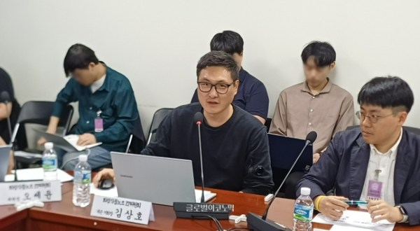 화섬식품노조 IT위원회가 조합원들을 상대로 시행한 게임산업 설문조사 결과를 발표하는 김상호 넥슨 지회장(왼쪽). 사진=이원용 기자