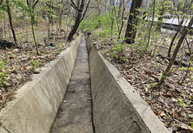 집중호우에 대비해 배수 기능을 강화하도록 정비를 완료한 급경사지 배수로 모습. 사진= 대구시 