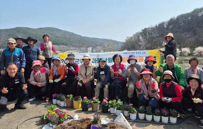 군위군 주민들이 ‘열매마을사업’ 추진을 기념해 기념촬영을 하고 있다. 열매마을사업은 주민 참여를 바탕으로 마을 환경 개선과 공동체 활성화 등 가시적 성과를 만들어내는 실행 단계 사업이다. 사진= 군위군
