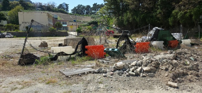 “폐교 운동장 일대가 폐자재와 건축 잔해물로 뒤덮이며 사실상 야적장으로 전락했다.사진=조성출기자