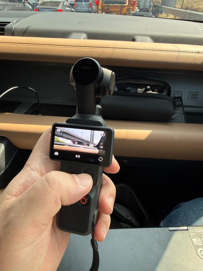 DJI 오즈모 포켓 4를 차량 실내에서 사용하고 있다. 사진=육동윤 글로벌이코노믹 기자
