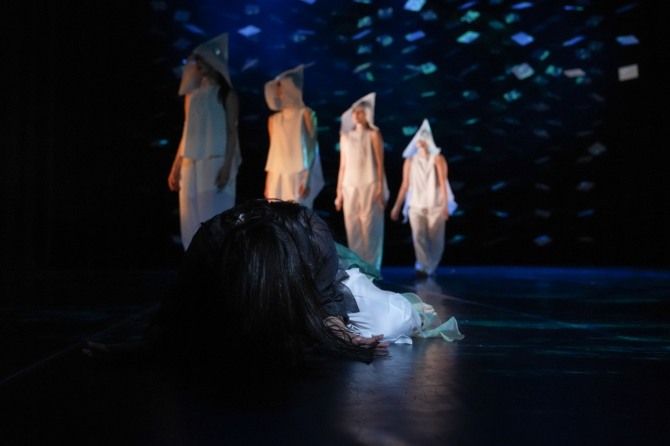 정경화 안무·연출의 '고래왈츠'