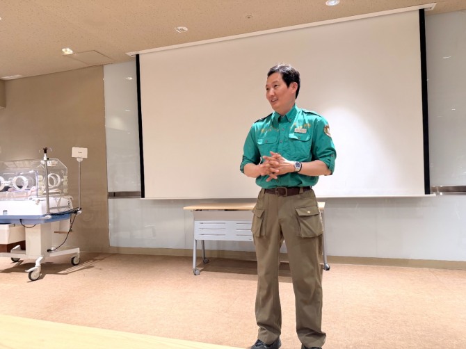 인터뷰 중인 송영관 에버랜드 주키퍼. 사진=황효주 기자