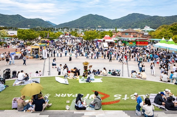 오는 19일 더비광장에서 어린이 대상 체험 행사인 ‘말랑말랑 키즈 페스티벌’이 펼쳐진다. 사진은 렛츠런파크 부산경남 공원 전경. 사진=렛츠런파크 부산경남