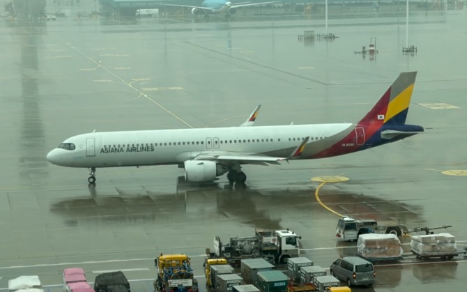 인천국제공항 제2여객터미널 전망대에서 바라본 인천국제공항 활주로. 사진=이지현 기자