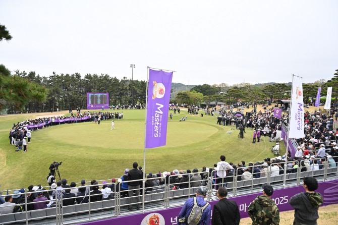 18번홀에서 경기를 하는 선수들과 갤러리들. 사진=KLPGA
