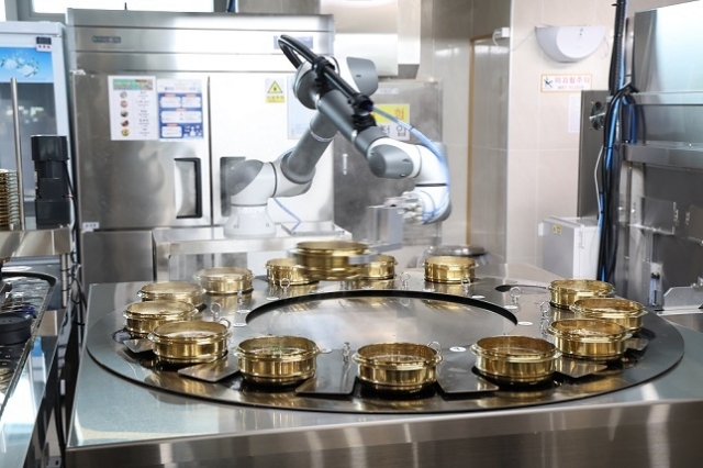 영동고속도로 문막(인천방향) 휴게소에 설치된 로봇셰프. 사진=한국도로공사