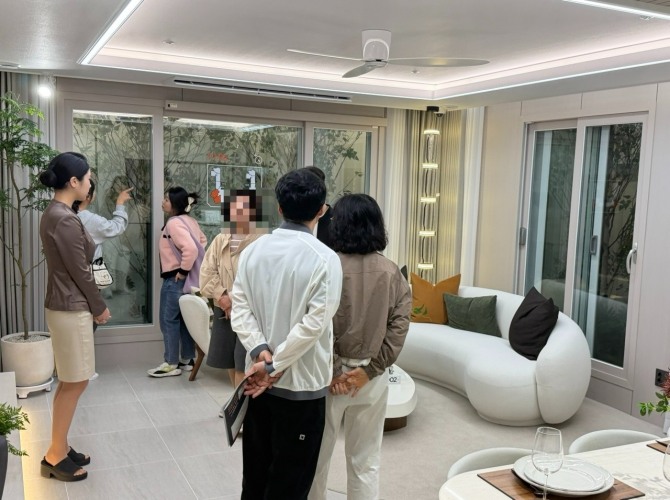 KT에스테이트는 경기도 수원시 영통구에 짓는‘영통역 우미 린’의 견본주택을 17일 열고 분양에 들어갔다. 사진은 견본주택에 마련된 전용면적 119㎡B타입 거실. 사진=최재민 기자