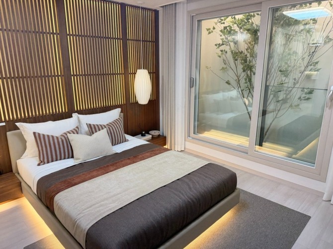 KT에스테이트는 경기도 수원시 영통구에 짓는‘영통역 우미 린’의 견본주택을 17일 열고 분양에 들어갔다. 사진은 견본주택에 마련된 전용면적 119㎡B타입 안방. 사진=최재민